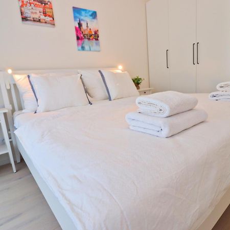 Sunny Apartment In Smichov, Prague 5 Екстер'єр фото