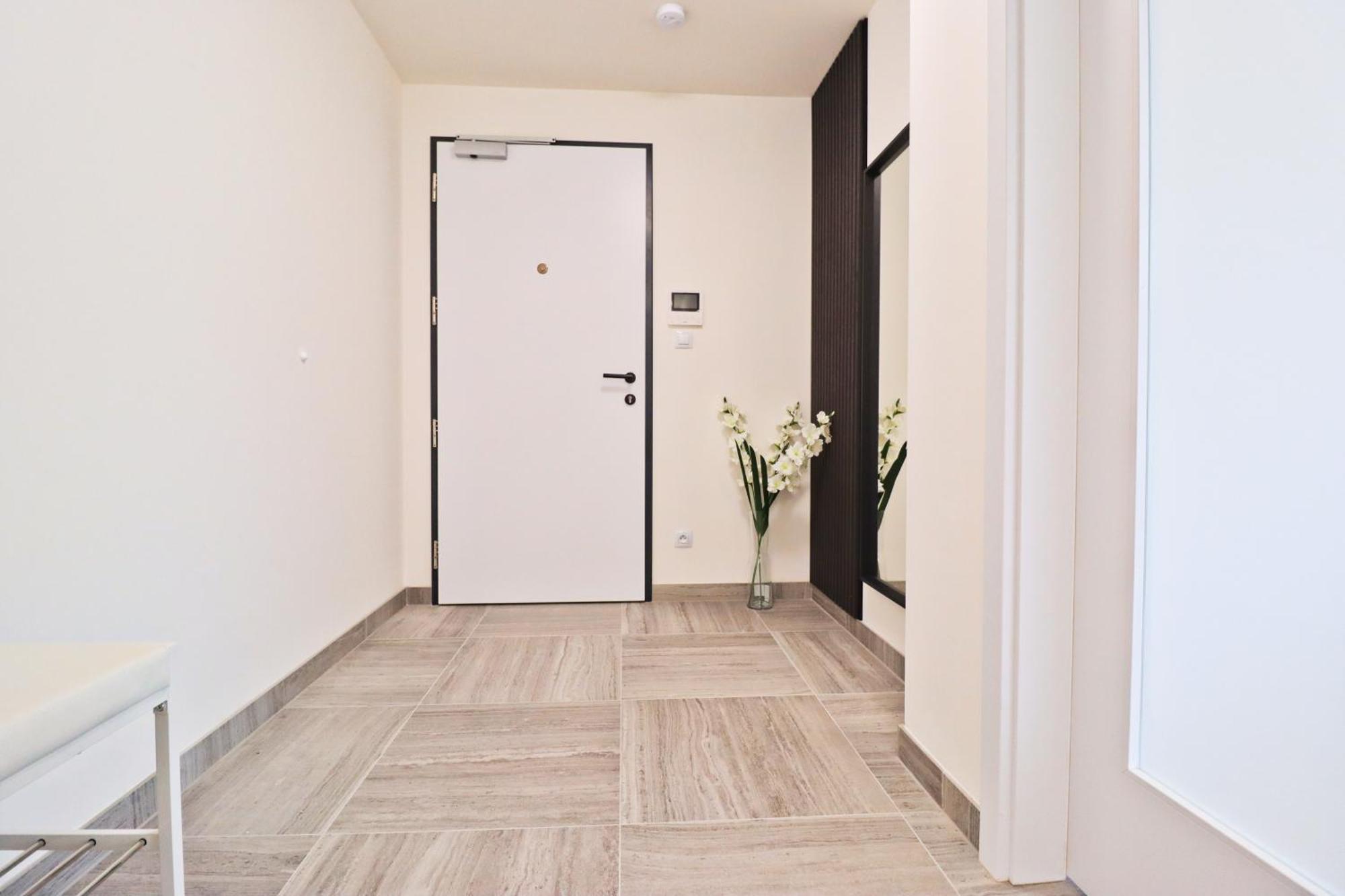 Sunny Apartment In Smichov, Prague 5 Екстер'єр фото