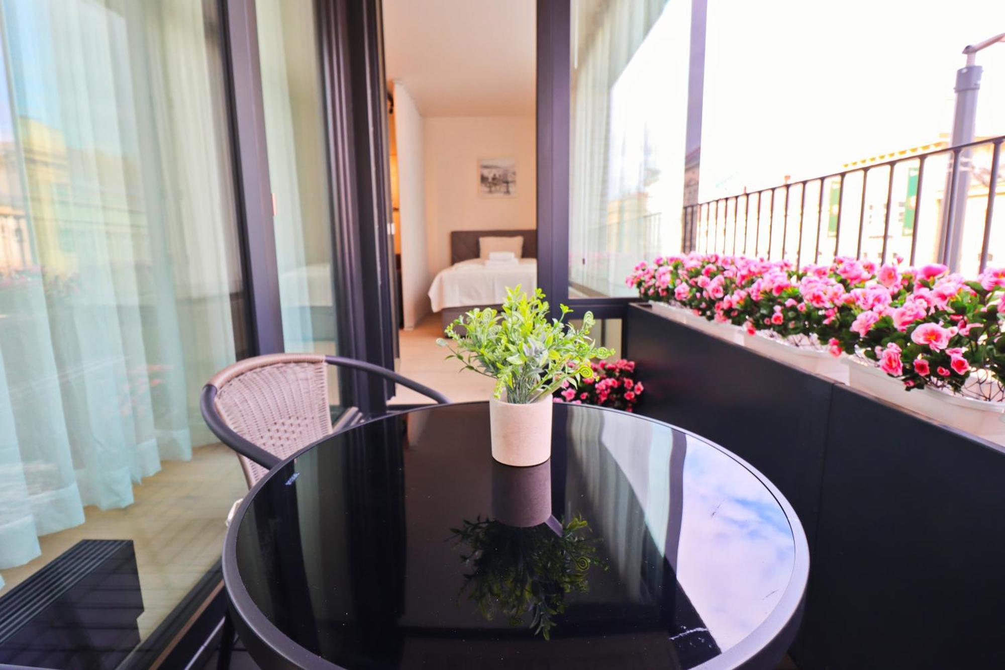 Sunny Apartment In Smichov, Prague 5 Екстер'єр фото