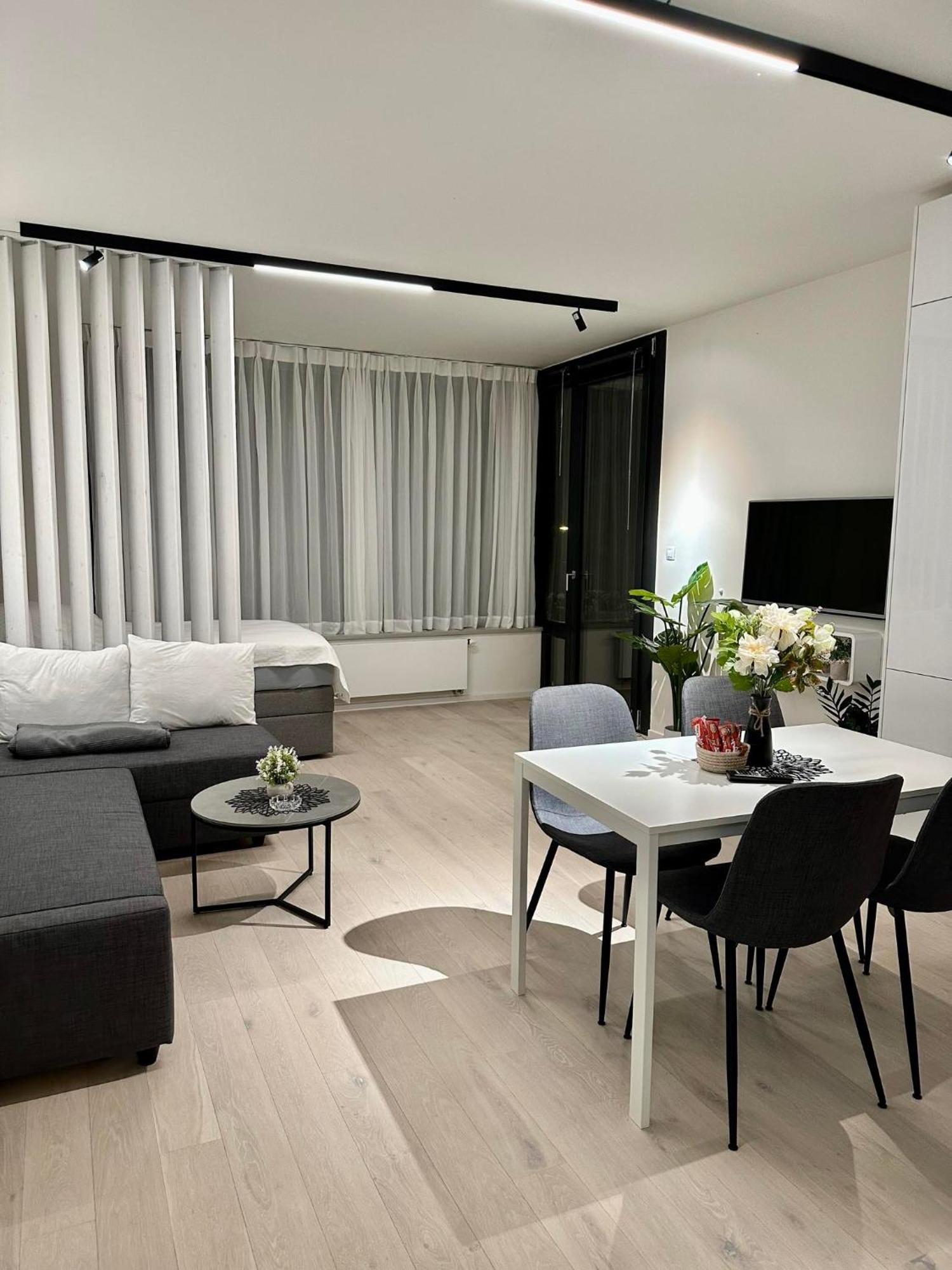 Sunny Apartment In Smichov, Prague 5 Екстер'єр фото