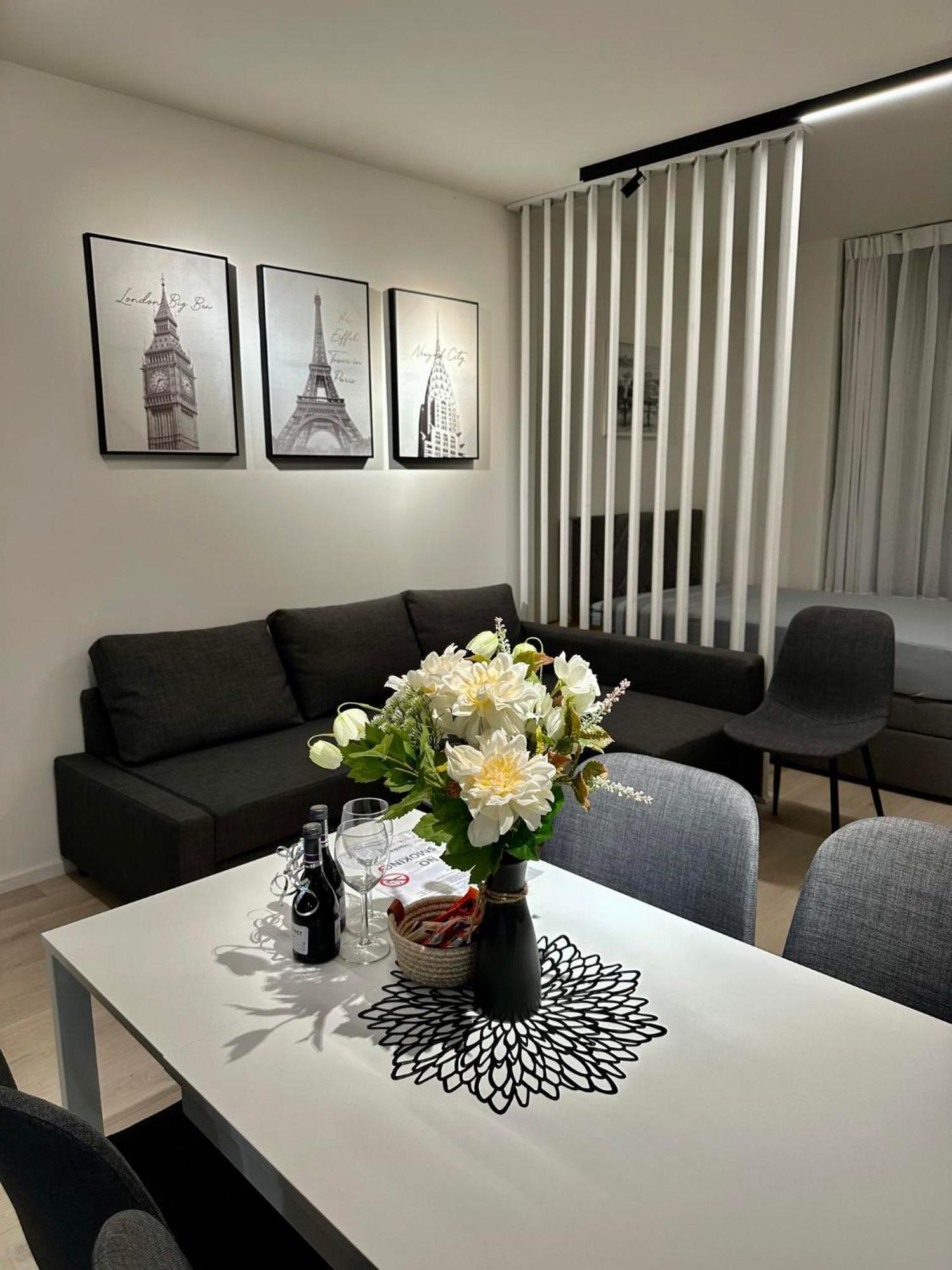 Sunny Apartment In Smichov, Prague 5 Екстер'єр фото